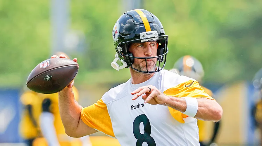 Aaron Rodgers Calls New NFL Helmet a ‘Damn Spaceship’ Amid Equipment Struggles